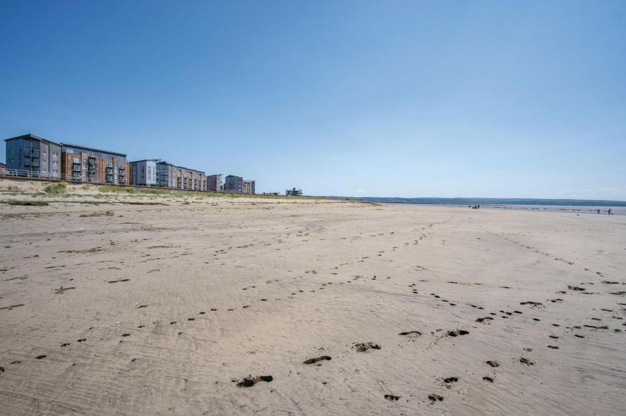 Beach View - 2 Bedroom Apartment - Лланеллі Екстер'єр фото